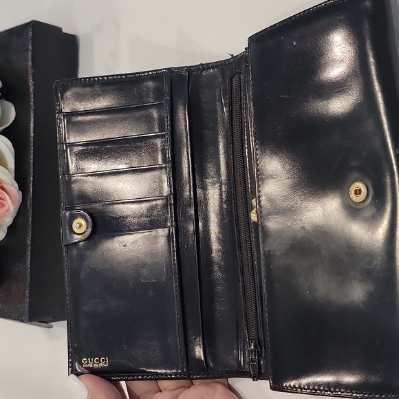 Authentic Gucci patent kisslock compact wallet - Picture 7 of 11